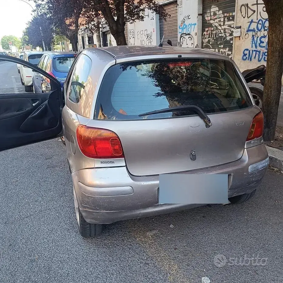 Usata Toyota Yaris Sol 87 CV (63 kW) 2003 Grigio Berlina