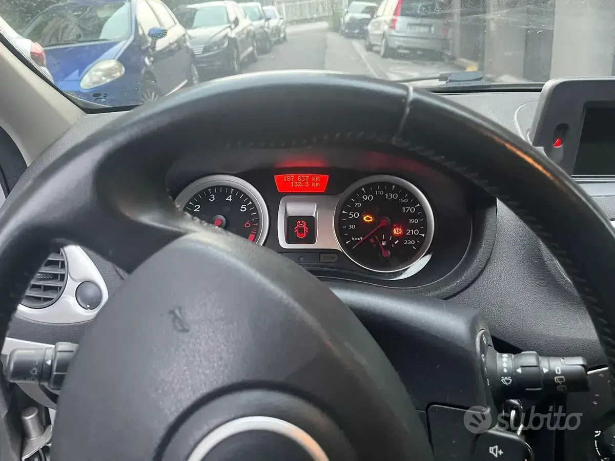 Usata Renault Clio 75 CV (55 kW) 2011 Grigio Utilitaria