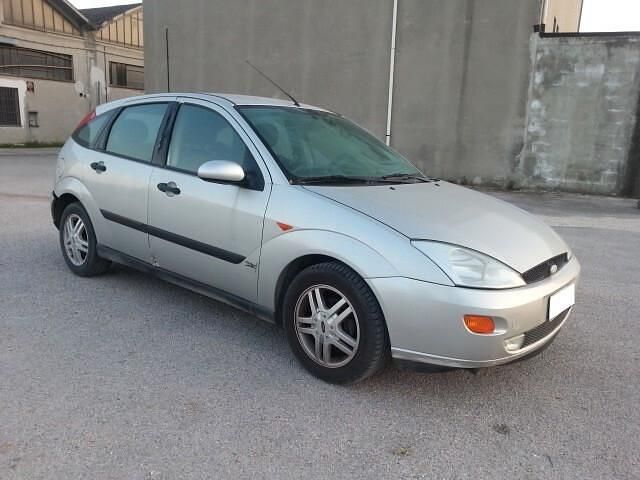 Usata Ford Focus Zetec 116 CV (85 kW) 2001 Grigio Berlina