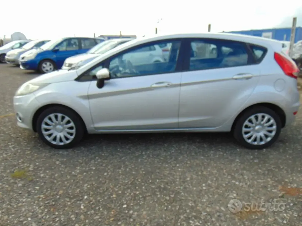 Usata Ford Fiesta 73 CV (53 kW) 2010 Grigio Berlina