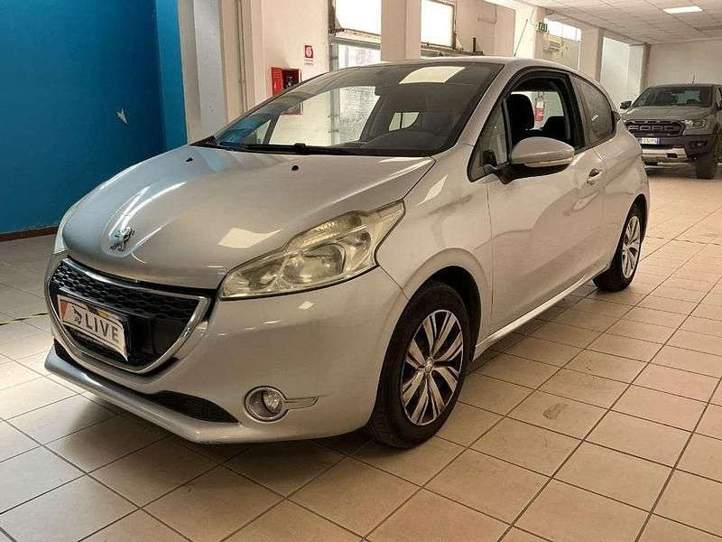 Grigio Usata 2013 Peugeot 208 Active Due volumi | 5000 € (Buon prezzo) - Immagine 1/3