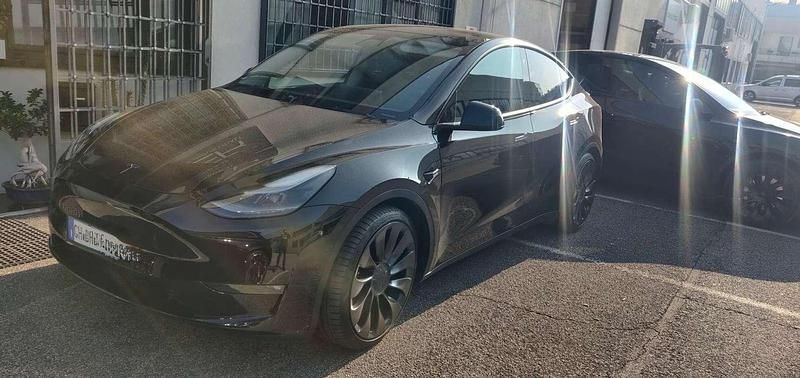 Usata Tesla Model Y Performance 392 kW (534 CV) 2022 Nero SUV
