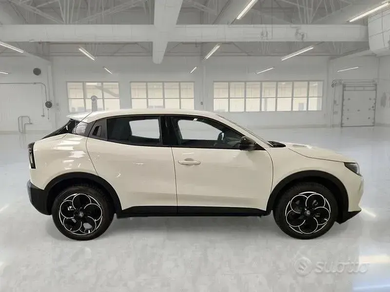 Usata Alfa Romeo Junior 61 kW (84 CV) 2025 Bianco SUV