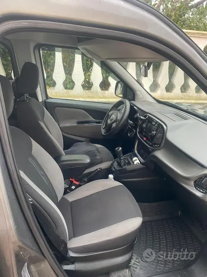 Usata Fiat Doblò 120 CV (88 kW) 2015 Grigio Monovolume