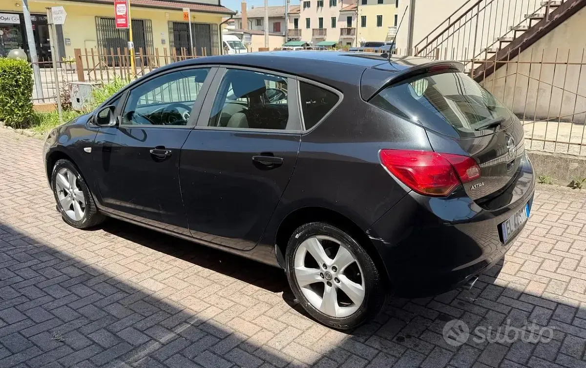 Usata Opel Astra 140 CV (102 kW) 2012 Nero Berlina