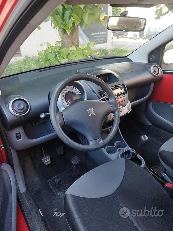 Usata Peugeot 107 Access 68 CV (50 kW) 2011 Rosso Utilitaria