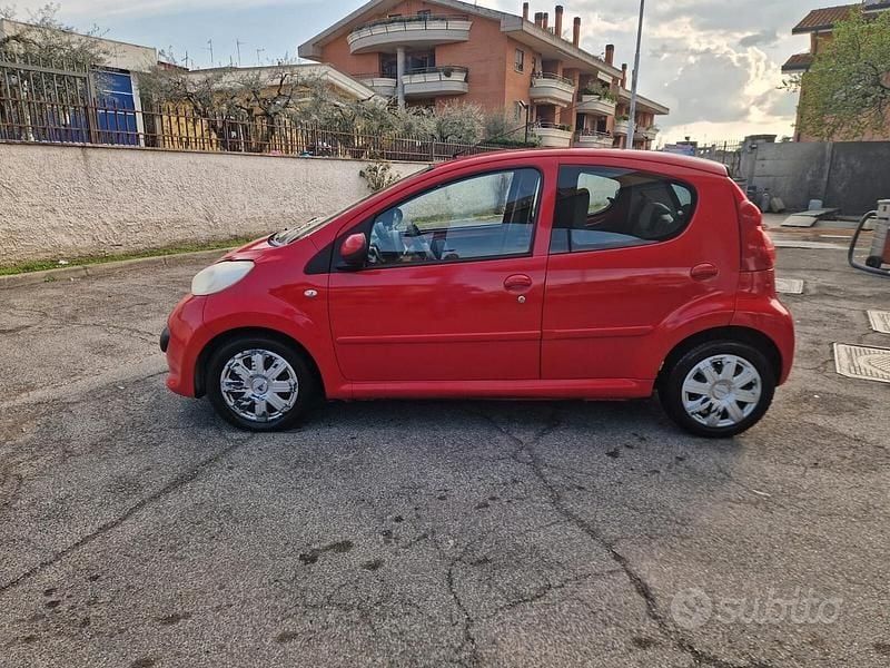 Usata Peugeot 107 68 CV (50 kW) 2009 Rosso Utilitaria