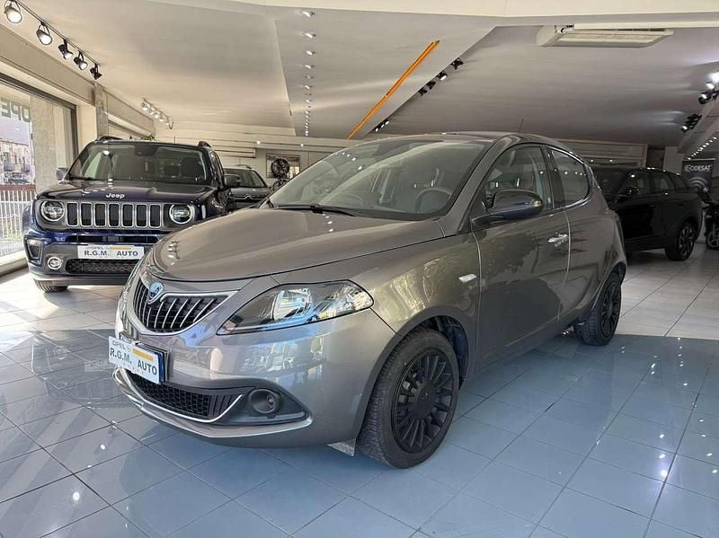 Grigio moda Usata 2023 Lancia Ypsilon Silver Due volumi | 10.800 € (Ottimo prezzo) - Immagine 1/4