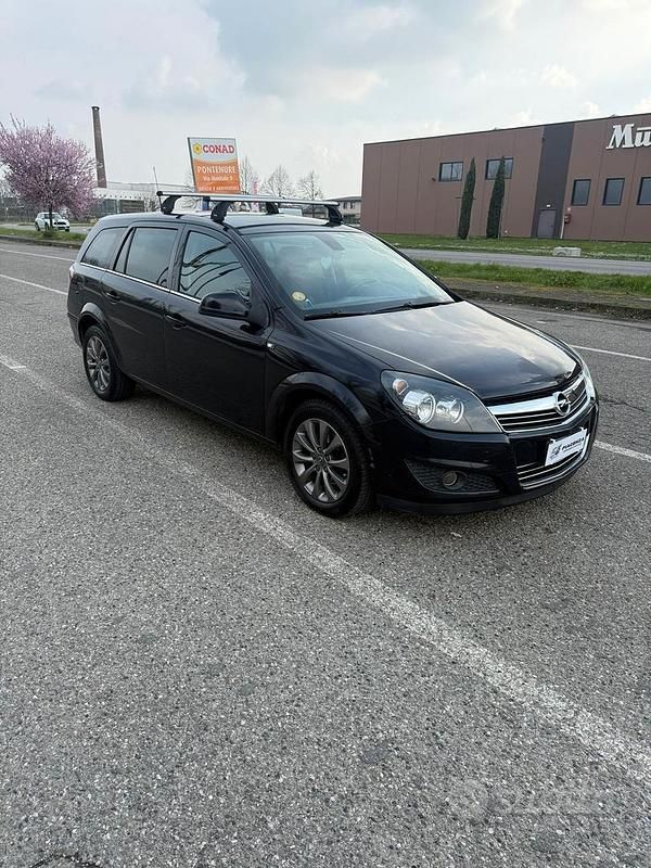 Usata Opel Astra 110 CV (80 kW) 2010 Blu Station wagon