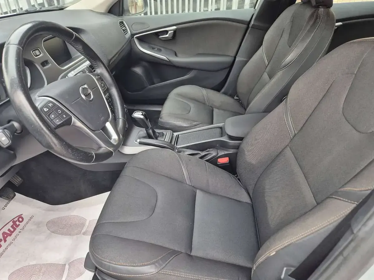 Usata Volvo V40 CC Business Edition 120 CV (88 kW) 2018 Bianco Station wagon