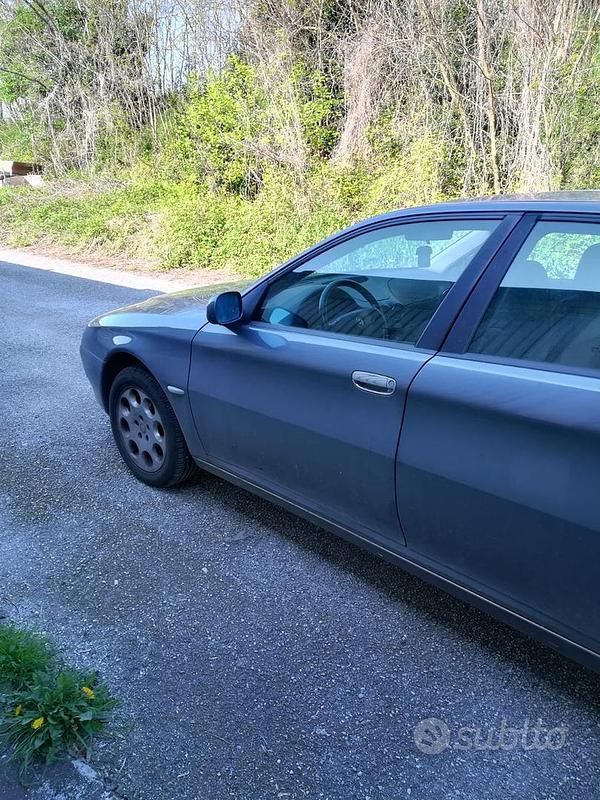 Grigio Usata 2001 Alfa Romeo 166 Tre volumi | 1200 € (Buon prezzo) - Immagine 1/4