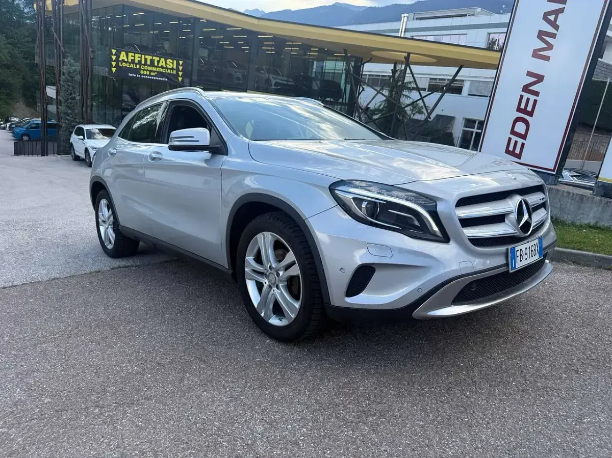 Usata Mercedes GLA200 136 CV (100 kW) 2015 Argento SUV