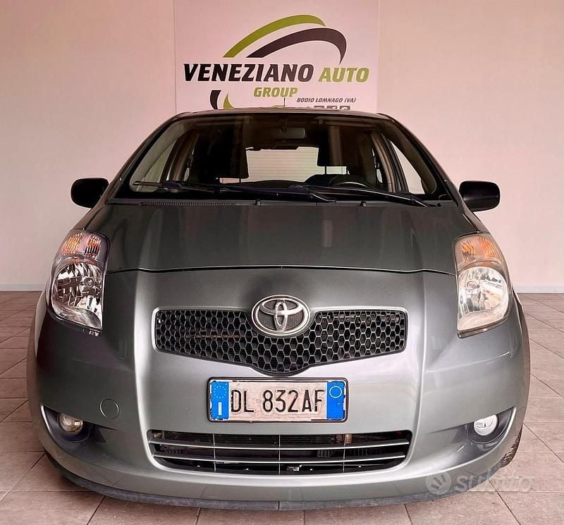 Usata Toyota Yaris 90 CV (66 kW) 2007 Grigio Utilitaria