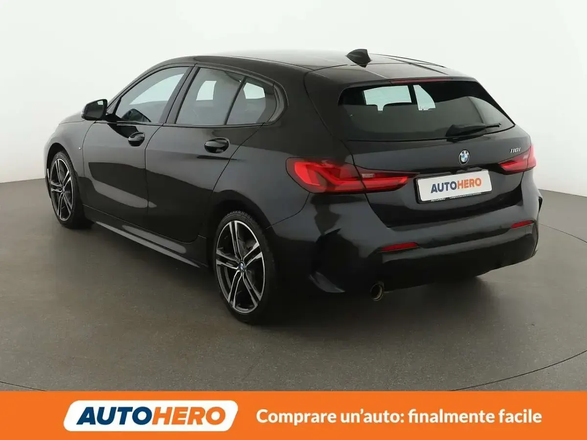 Begagnad BMW 118 M Sport 136 HK (100 kW) 2022 Svart Halvkombi