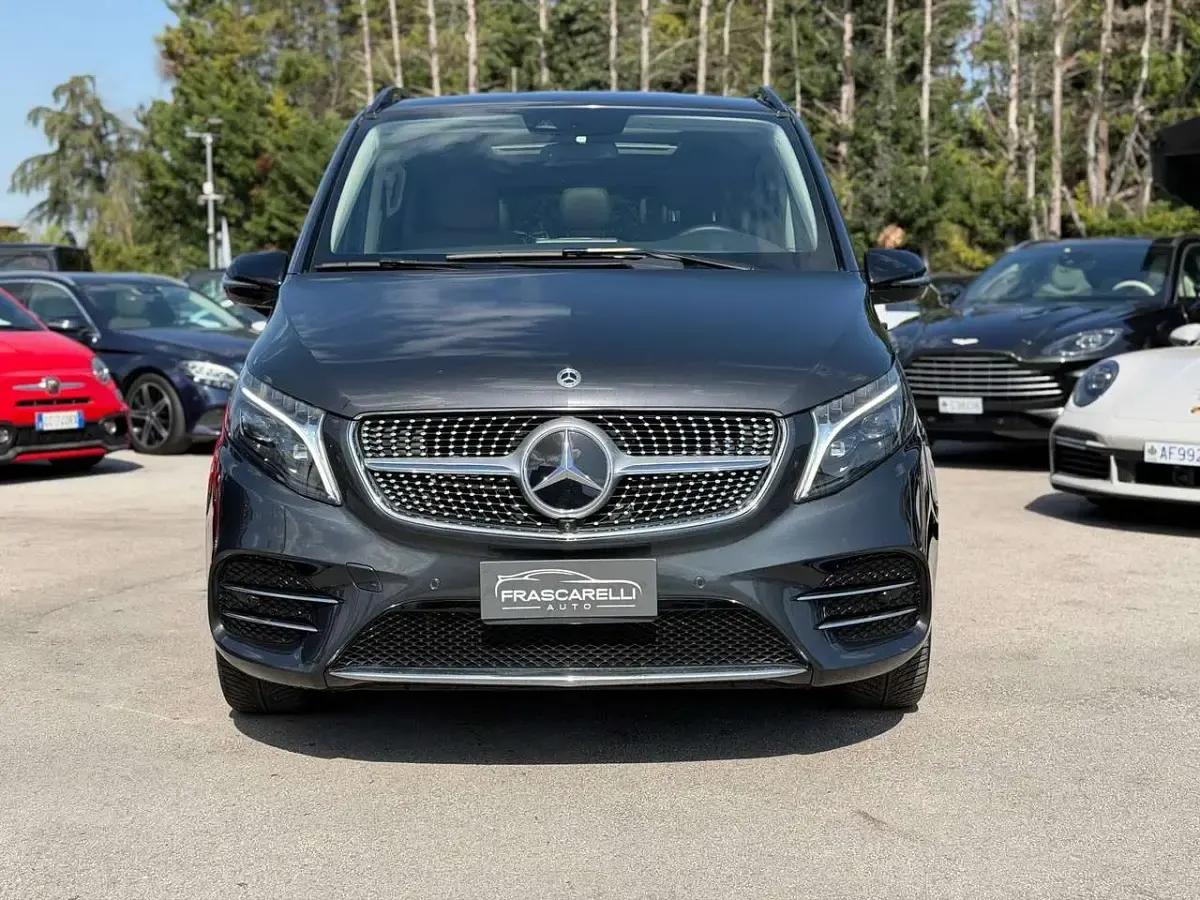 Usata Mercedes 300 Premium 237 CV (174 kW) 2023 Grgio scuro grafite Monovolume