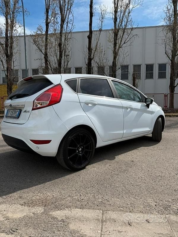 Usata Ford Fiesta Titanium 75 CV (55 kW) 2014 Bianco Utilitaria