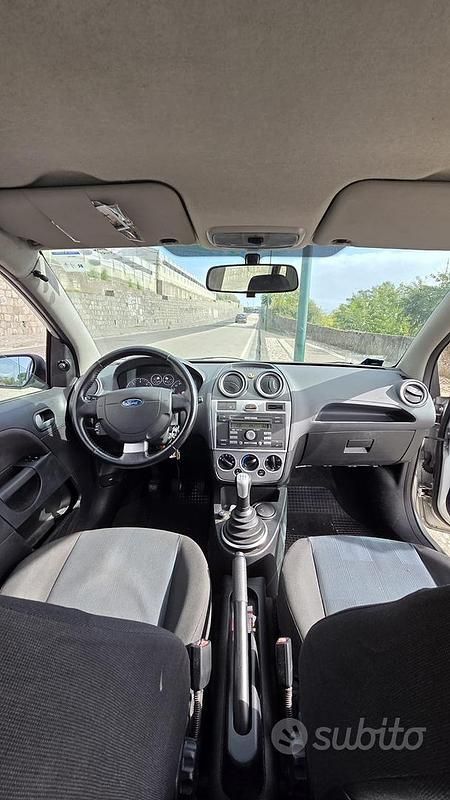 Usata Ford Fiesta 73 CV (53 kW) 2007 Grigio Utilitaria