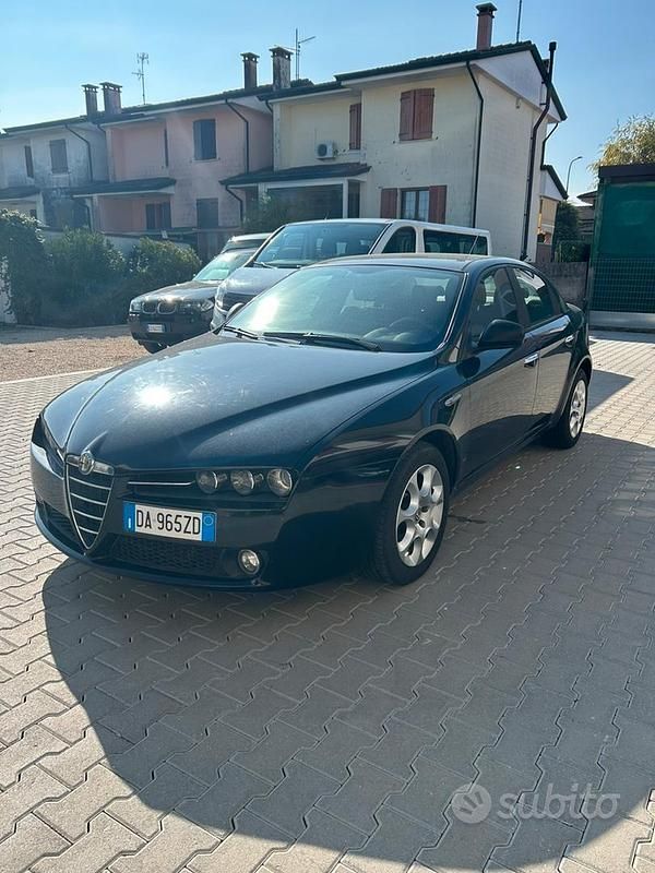 Nero Usata 2006 Alfa Romeo 159 Distinctive Tre volumi | 2900 € (Ottimo prezzo) - Immagine 1/4