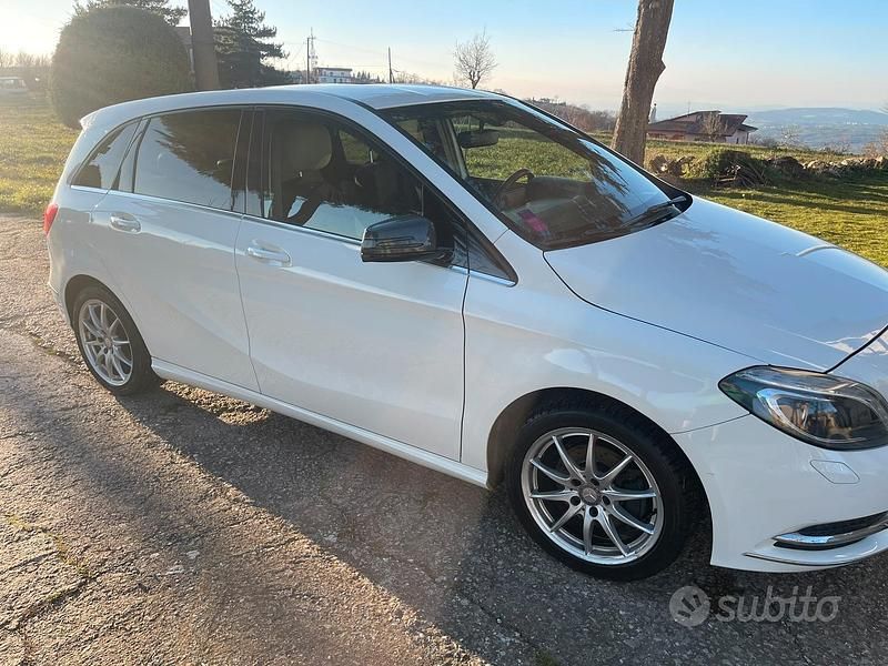 Usata Mercedes B180 116 CV (85 kW) 2013 Bianco Utilitaria
