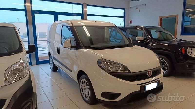 Usata Fiat Doblò Lounge 105 CV (77 kW) 2023 Bianco Monovolume