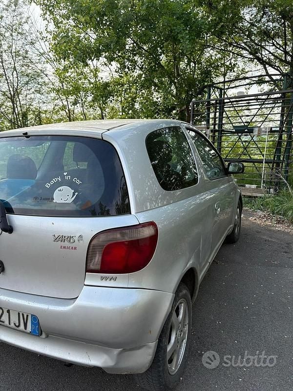 Usado Toyota Yaris 68 CV (50 kW) 2002 Gris Berlina