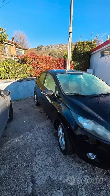 Usata Ford Fiesta 68 CV (50 kW) 2010 Nero Utilitaria