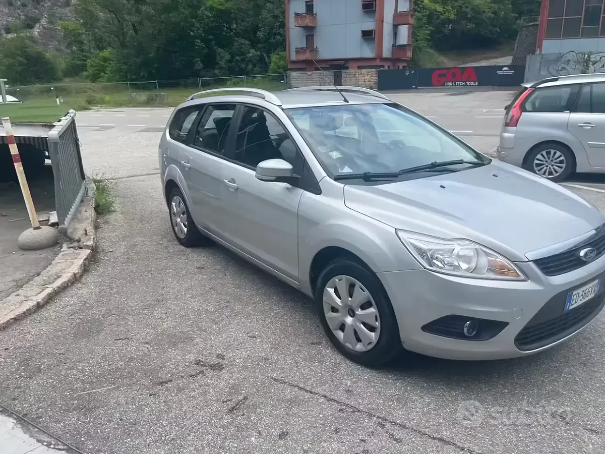 Usata Ford Focus 100 CV (73 kW) 2011 Grigio Berlina