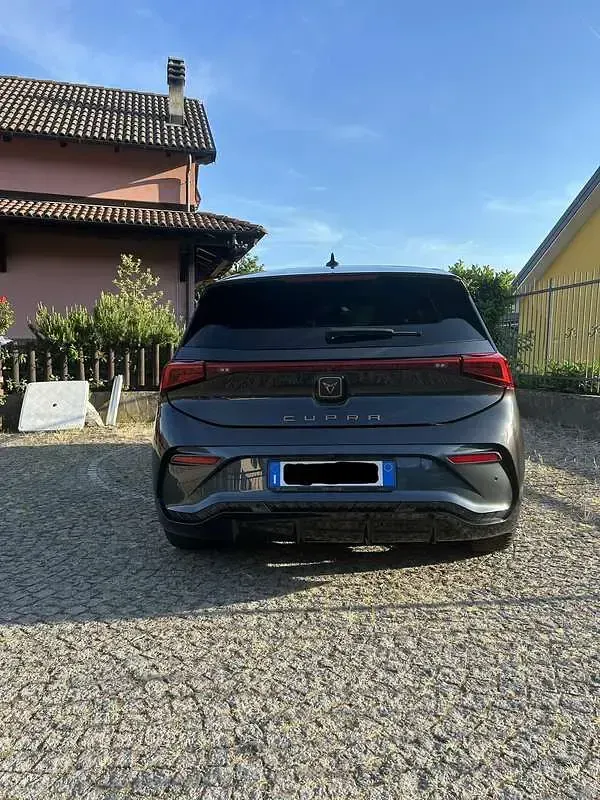 Usata Cupra Born e-Boost 169 kW (231 CV) 2023 Grigio Utilitaria