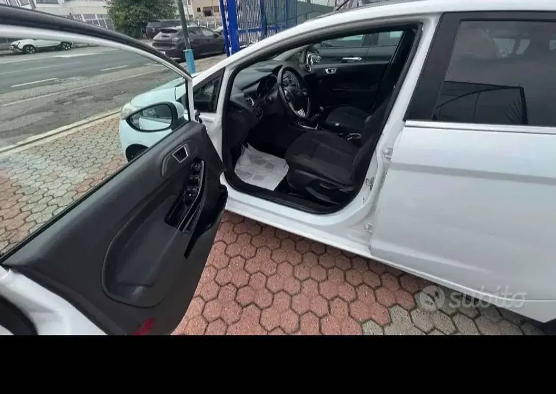 Usata Ford Fiesta Titanium 97 CV (71 kW) 2014 Bianco Utilitaria