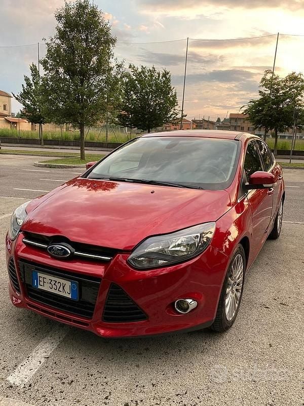 Usata Ford Focus Titanium 105 CV (77 kW) 2011 Rosso Utilitaria