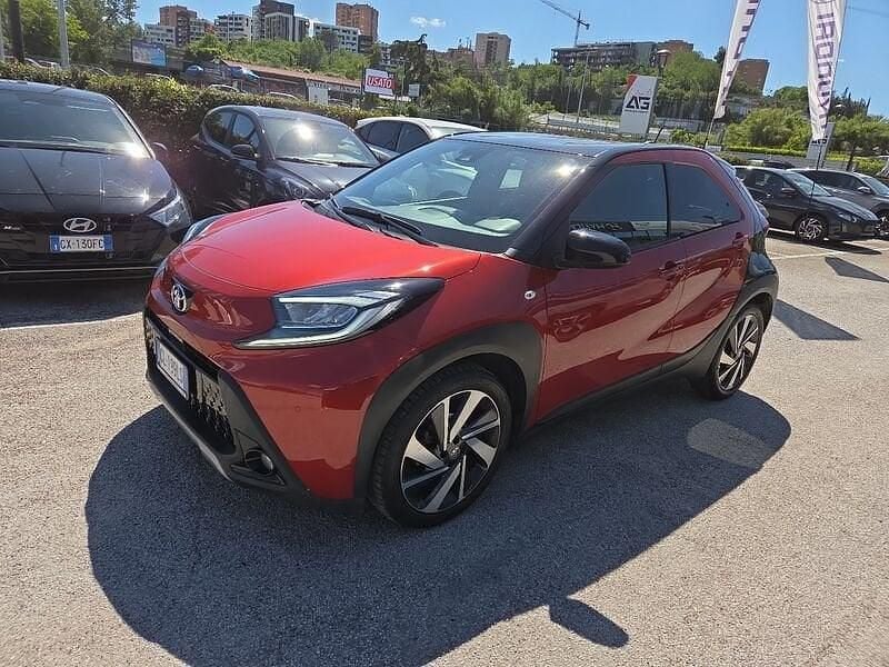 Rosso tetto nero Usata 2022 Toyota Aygo X Lounge SUV | 13.900 € (Super prezzo) - Immagine 1/4