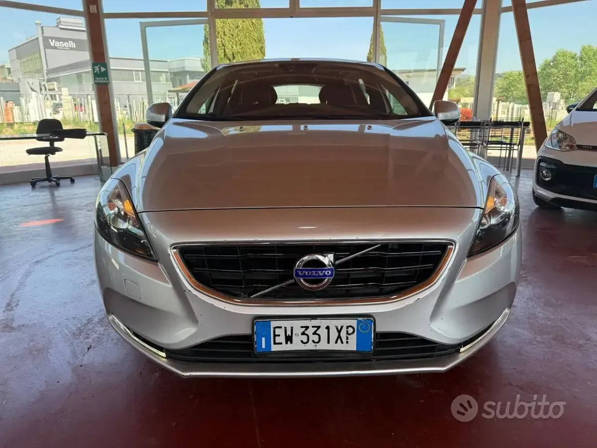 Usata Volvo V40 150 CV (110 kW) 2014 Grigio Berlina