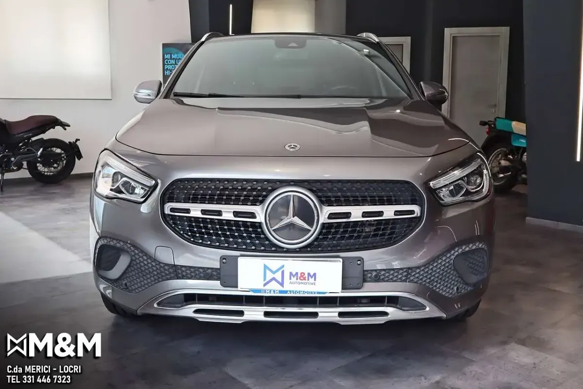 Usata Mercedes GLA200 150 CV (110 kW) 2021 Grigio montagna SUV