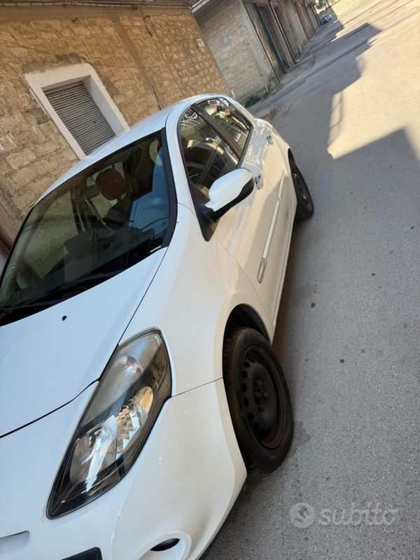 Usata Renault Clio III 75 CV (55 kW) 2011 Bianco Utilitaria