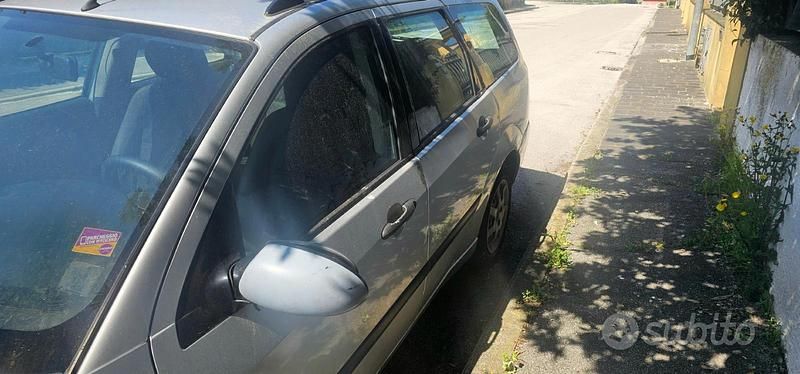 Usata Ford Focus 100 CV (73 kW) 2000 Grigio Station wagon