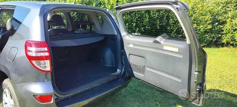 Usata Toyota RAV4 150 CV (110 kW) 2012 Grigio SUV