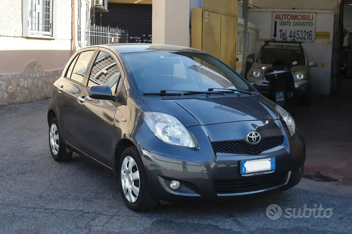 Usata Toyota Yaris Sol 100 CV (73 kW) 2010 Grigio Utilitaria