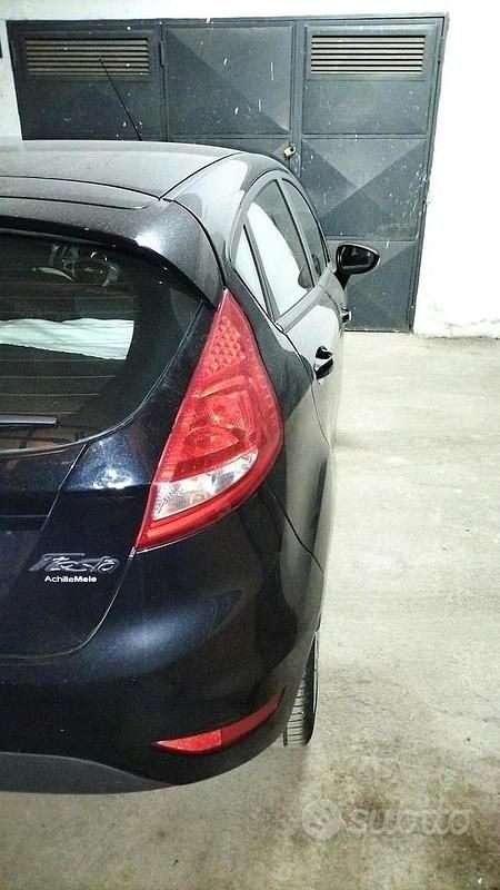 Nero Usata 2011 Ford Fiesta Tre volumi | 4200 € (Super prezzo) - Immagine 1/4