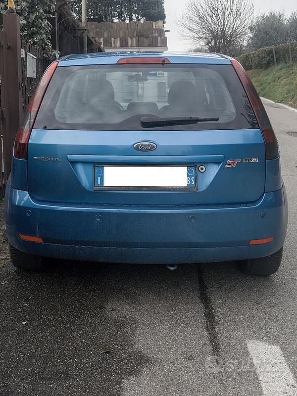 Usata Ford Fiesta Ghia 75 CV (55 kW) 2004 Blu Utilitaria