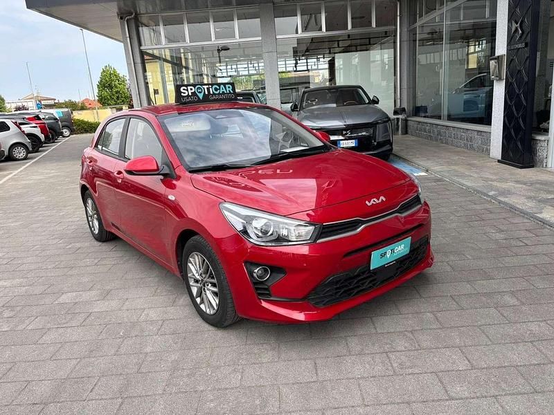 Käytetty Kia Rio Style 84 HP (61 kW) 2023 Punainen Sedan