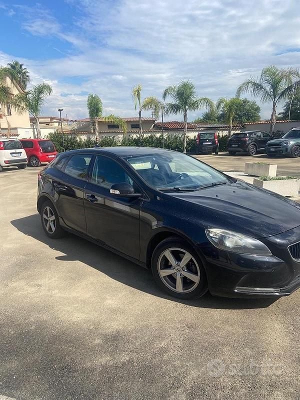 Usata Volvo V40 120 CV (88 kW) 2017 Nero Station wagon