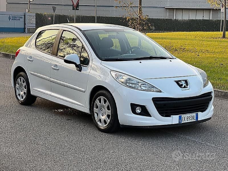 Bianco Usata 2011 Peugeot 207 Tre volumi | 3950 € (Buon prezzo) - Immagine 1/4