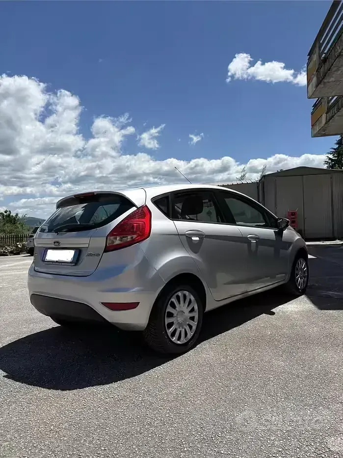 Usata Ford Fiesta 68 CV (50 kW) 2010 Grigio Utilitaria