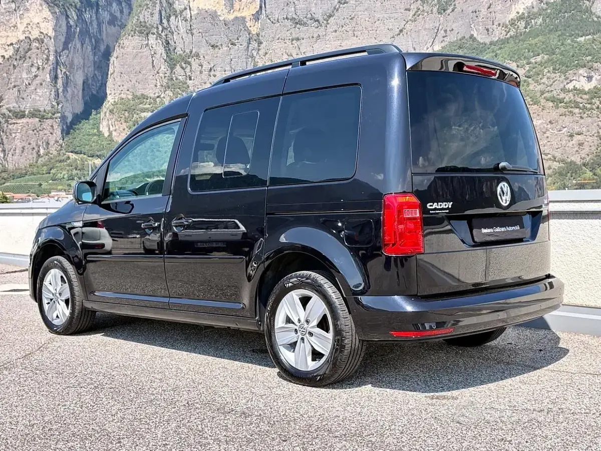 Usata VW Caddy Comfortline 102 CV (75 kW) 2016 Nero Monovolume