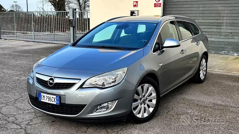 Usata Opel Astra Cosmo 131 CV (96 kW) 2013 Grigio Station wagon