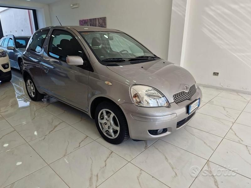 Usata Toyota Yaris Sol 65 CV (47 kW) 2004 Grigio Berlina