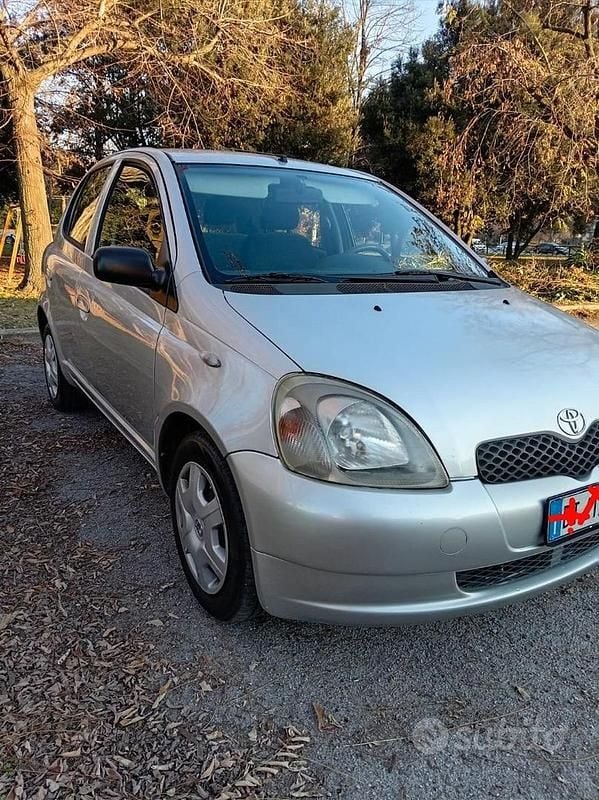 Usata Toyota Yaris 2001 Grigio Berlina