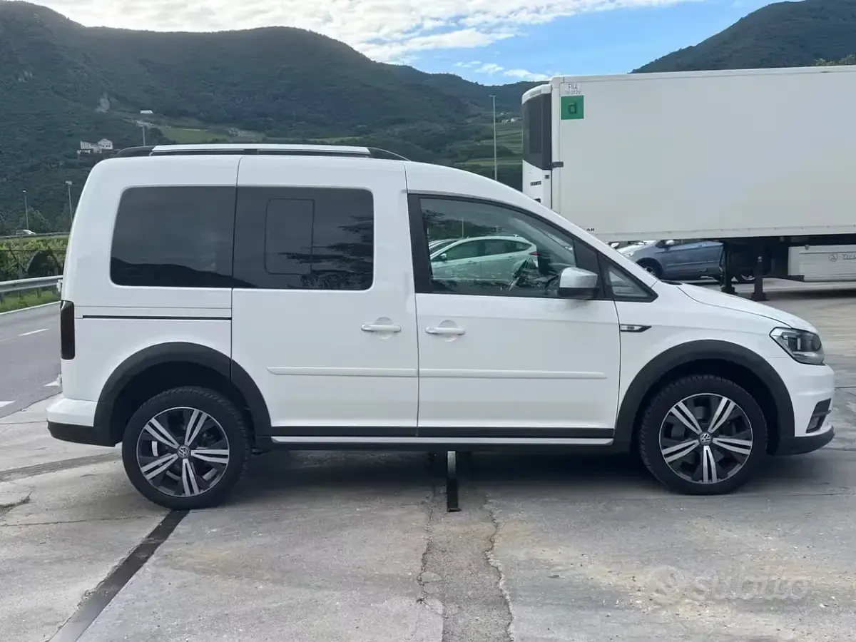 Usata VW Caddy 122 CV (89 kW) 2020 Bianco Monovolume
