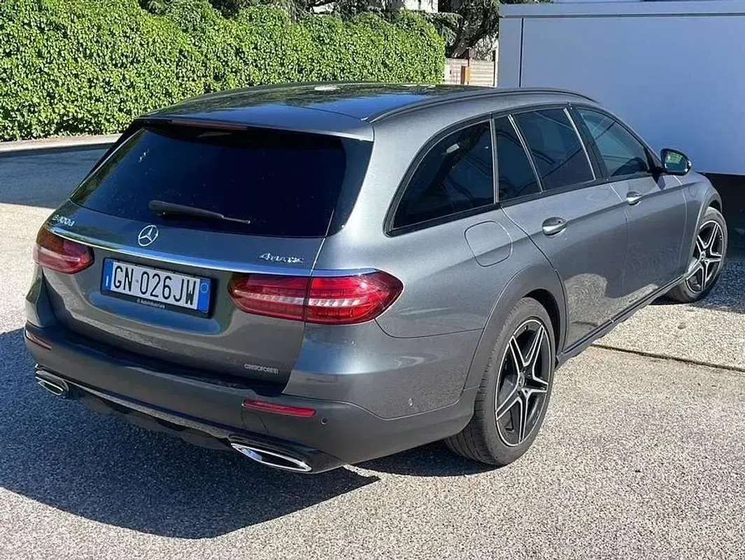 Usata Mercedes E400 Premium Plus 330 CV (242 kW) 2023 Grigio Station wagon
