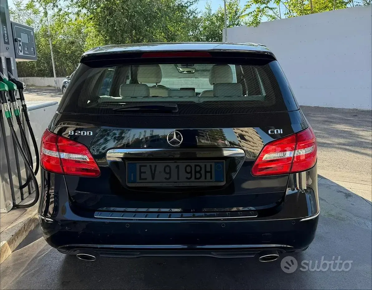 Käytetty Mercedes B200 2014 Musta Tila-auto